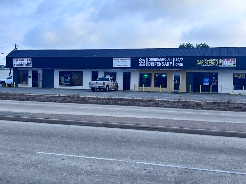 More Photos Of 8612-8632 Long Point Rd, Houston Storefront Retail Office For Sale