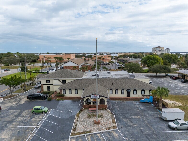 Primary Photo Of 300 N Cocoa Blvd, Cocoa Restaurant For Lease