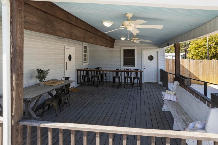 More Photos Of 109 E B St, Cedar Creek Freestanding For Sale