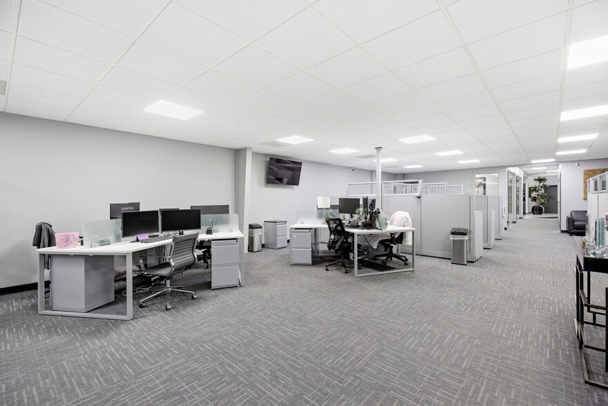 More Photos Of 326 SE Douglas St, Lees Summit Office For Sale