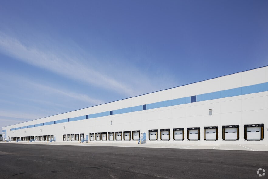 More Photos Of 1 Malcolm Ave, Teterboro Warehouse For Lease