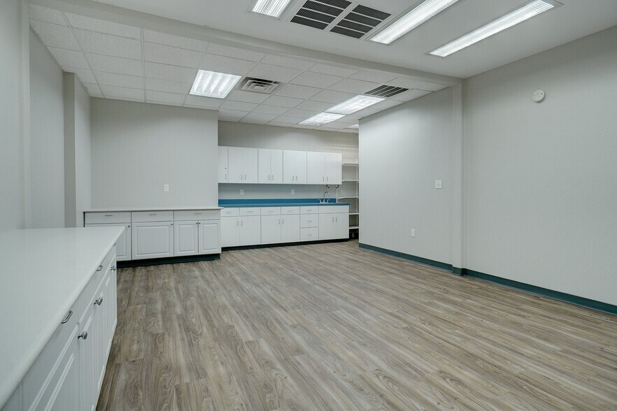 More Photos Of 425 Westpark Way, Euless Office For Sale