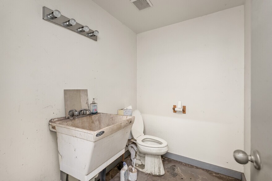 More Photos Of 180 Weyerhaeuser Dr N, Roseburg Warehouse For Sale