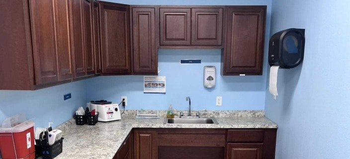 More Photos Of 200 W College Ave, Devine Medical For Lease