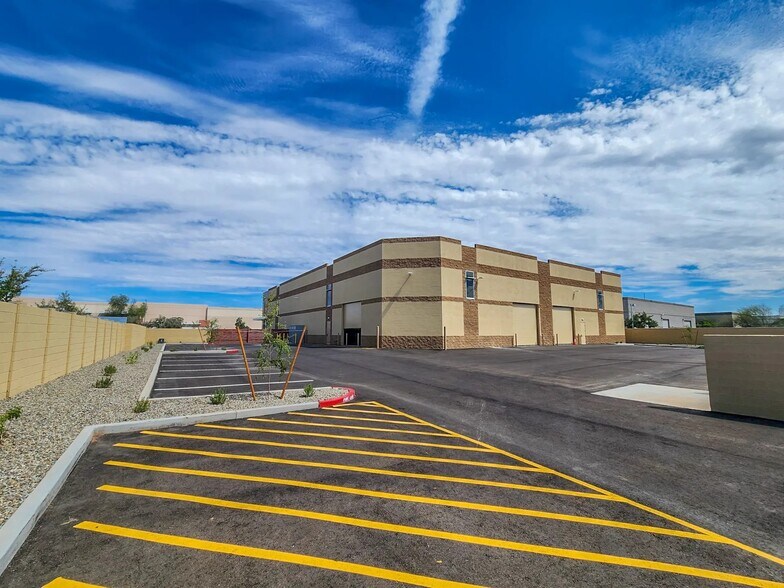 More Photos Of 350 S Hamilton Ct, Gilbert Warehouse For Lease