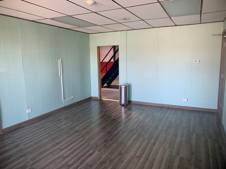 More Photos Of 13901-13909 Kostner St, Crestwood Warehouse For Sale