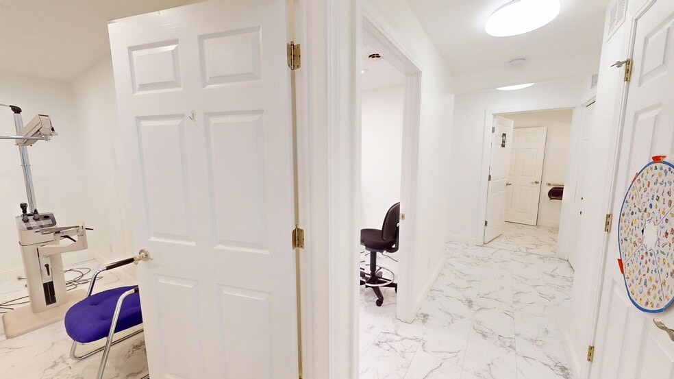 More Photos Of 718 N Bridge St, Yorkville Office For Lease