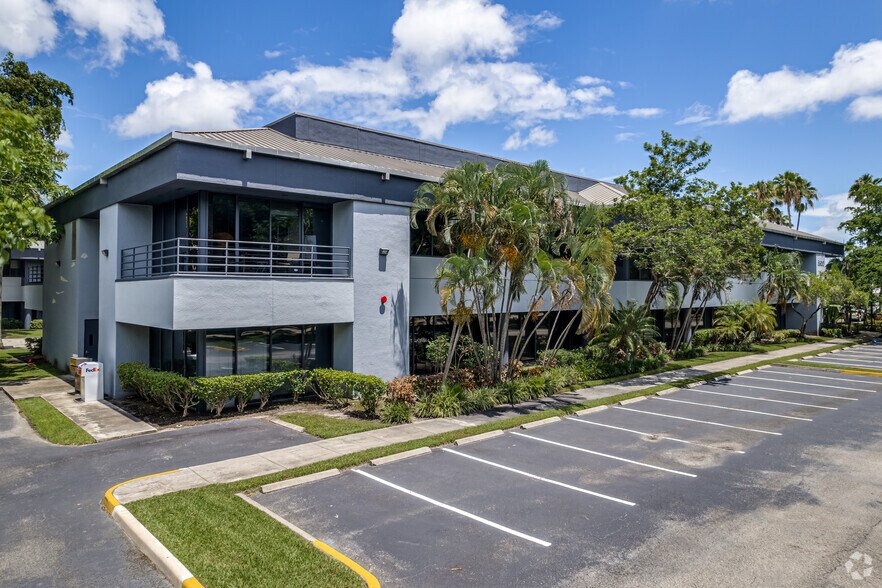 More Photos Of 5300 NW 33rd Ave, Fort Lauderdale Office For Lease