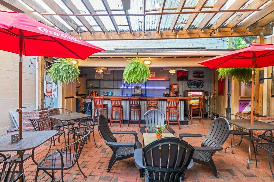 More Photos Of 8 Wall St, Huntington Restaurant For Sale
