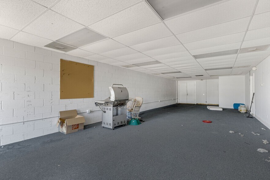 More Photos Of 100 Hillcrest Dr, Laurens General Retail For Lease