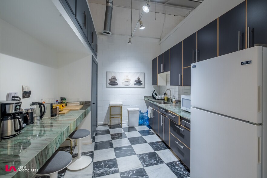 More Photos Of 729-743 Lambert Dr NE, Atlanta Light Distribution For Sale