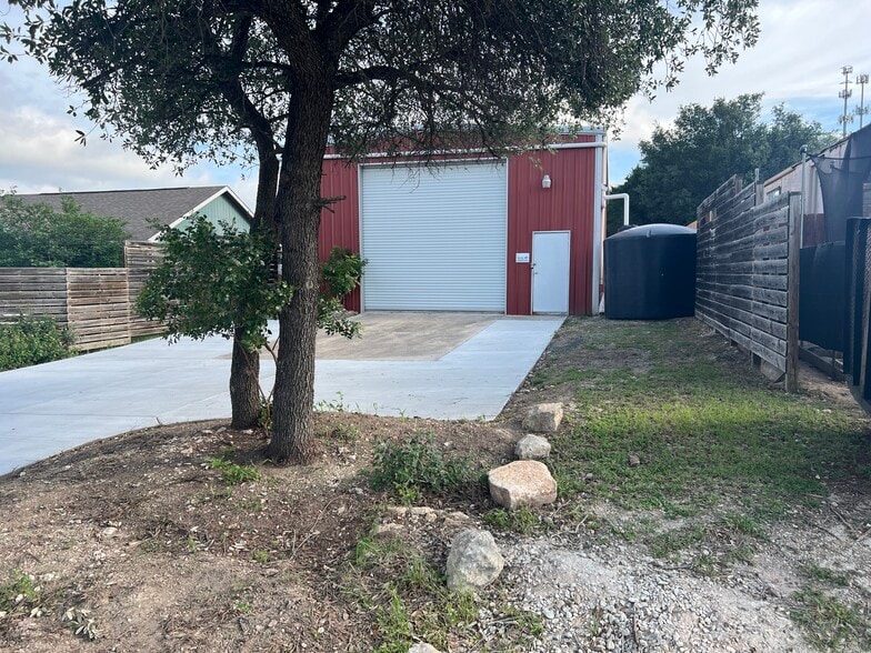 More Photos Of 15114 Iowa St, Austin Self Storage For Sale