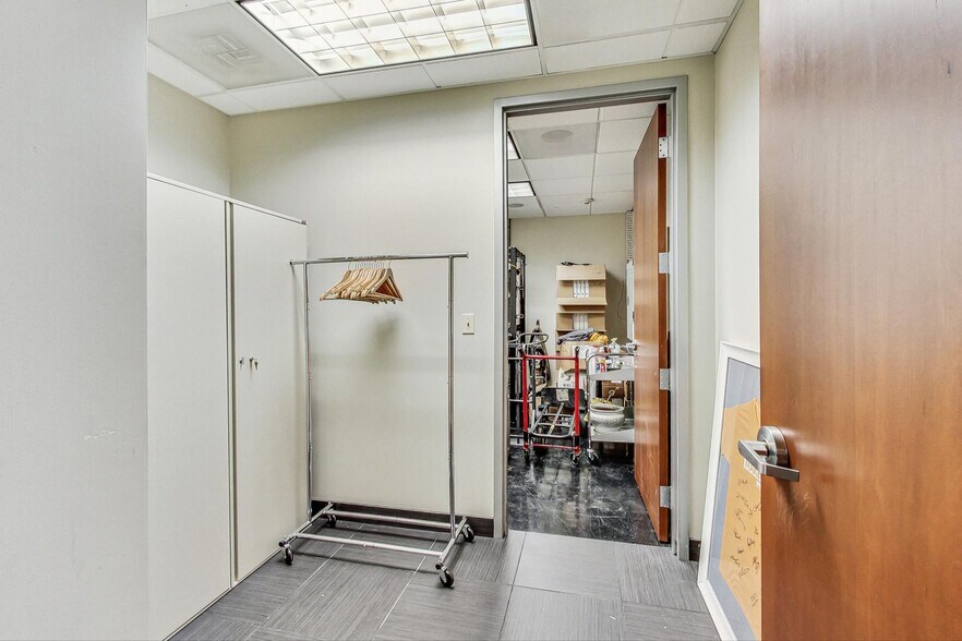 More Photos Of 10700 W Higgins Rd, Rosemont Loft Creative Space For Sale