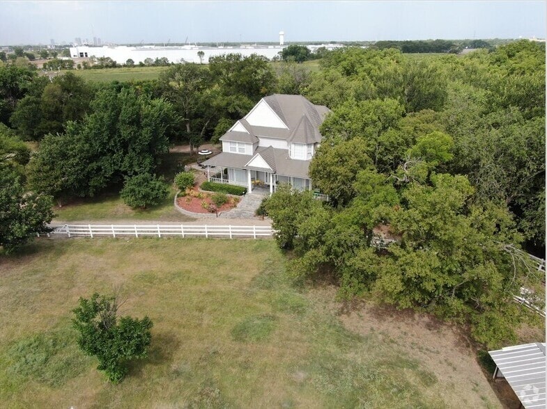 More Photos Of 2600 Rosebud Ln, Richland Hills Specialty For Sale