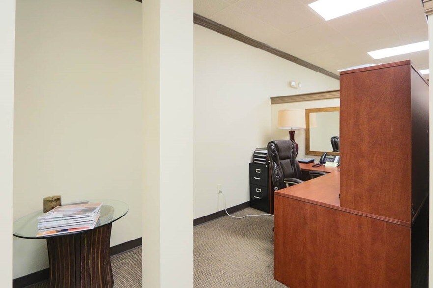 More Photos Of 2020 N Loop Fwy W, Houston Office For Lease