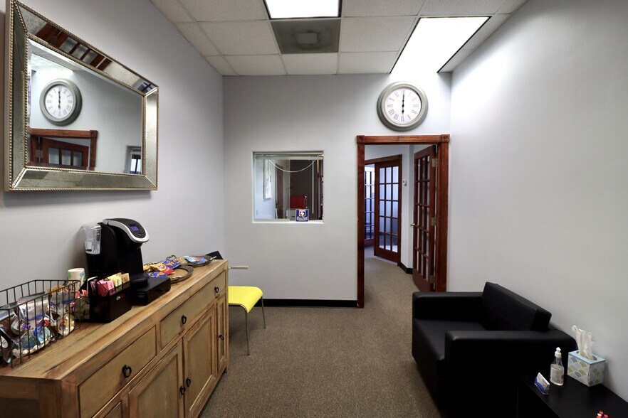 More Photos Of 2734 W Sunrise Blvd, Pearland Office For Lease