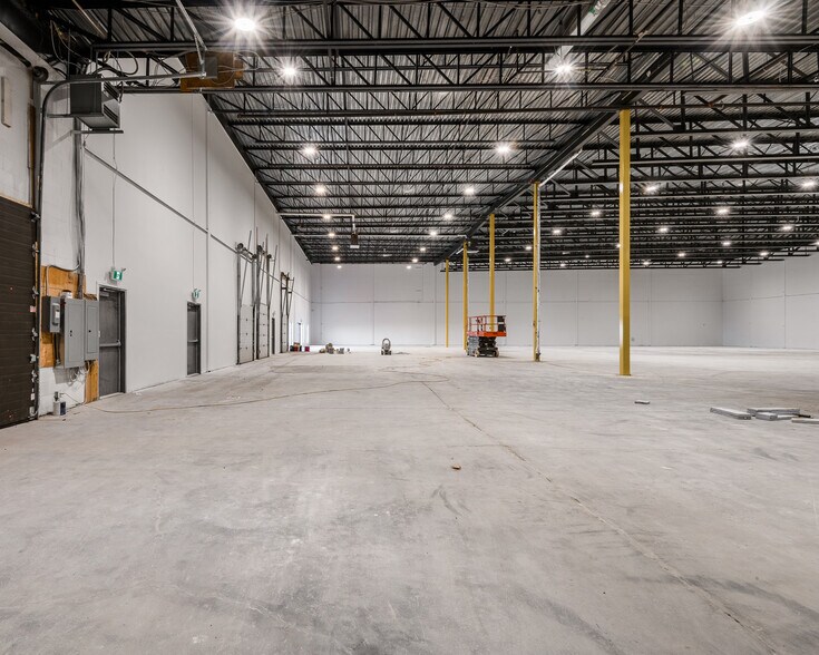 More Photos Of 830 Av Godin, Québec Distribution For Lease