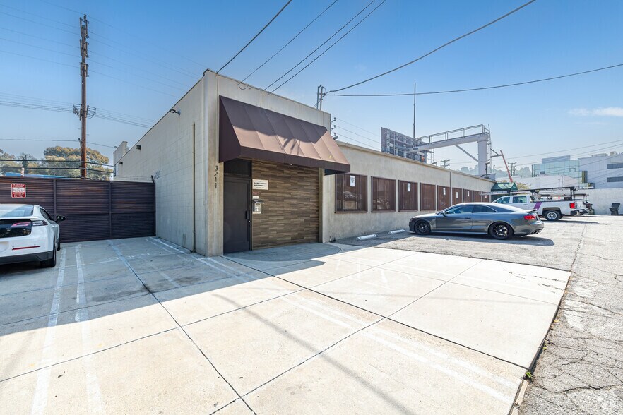 More Photos Of 3211 Cahuenga Blvd W, Los Angeles Loft Creative Space For Lease