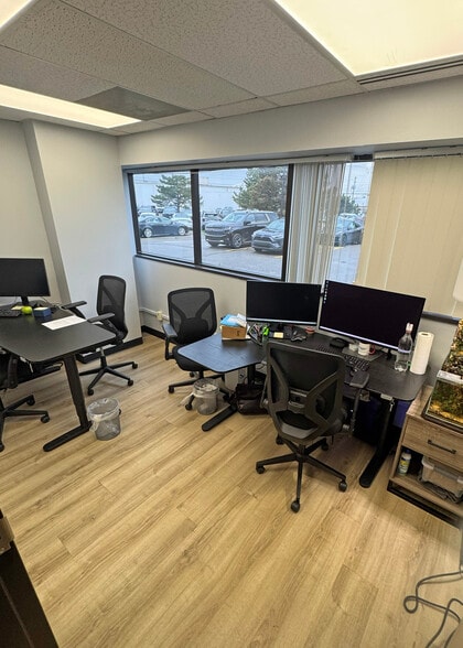 More Photos Of 27600 Northwestern Hwy, Southfield Office For Lease