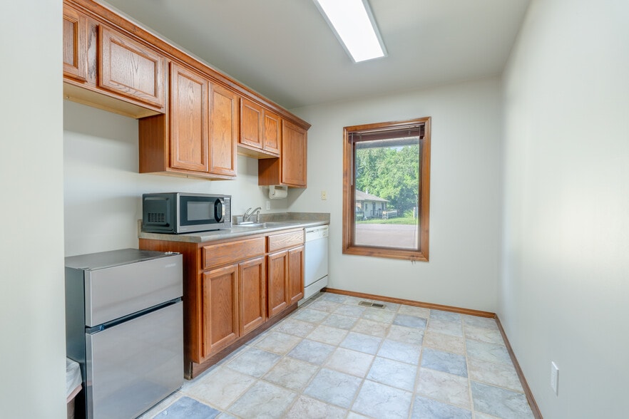 More Photos Of 8984 S Park Rd, Rogers Office For Lease