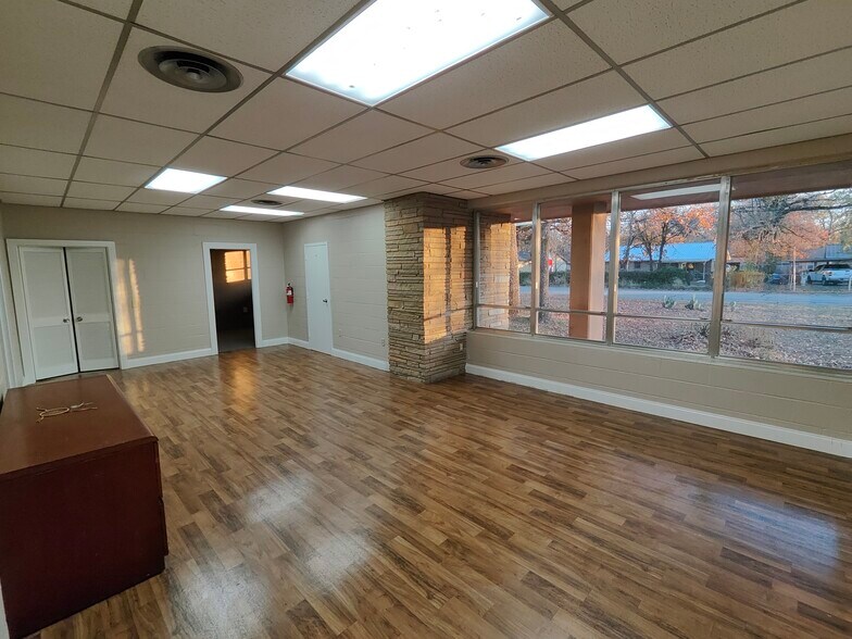 More Photos Of 3787 NW Loop 286, Paris Medical For Lease