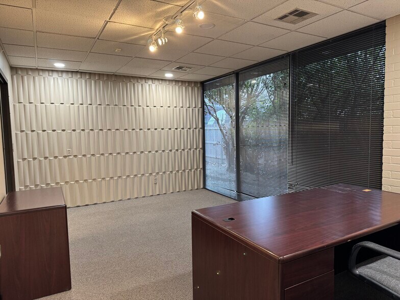 More Photos Of 1703 E Skelly Dr, Tulsa Office For Lease