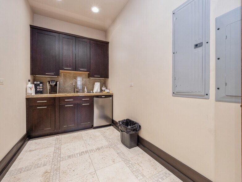 More Photos Of 4650-52 Lawrence, Chicago Office For Sale