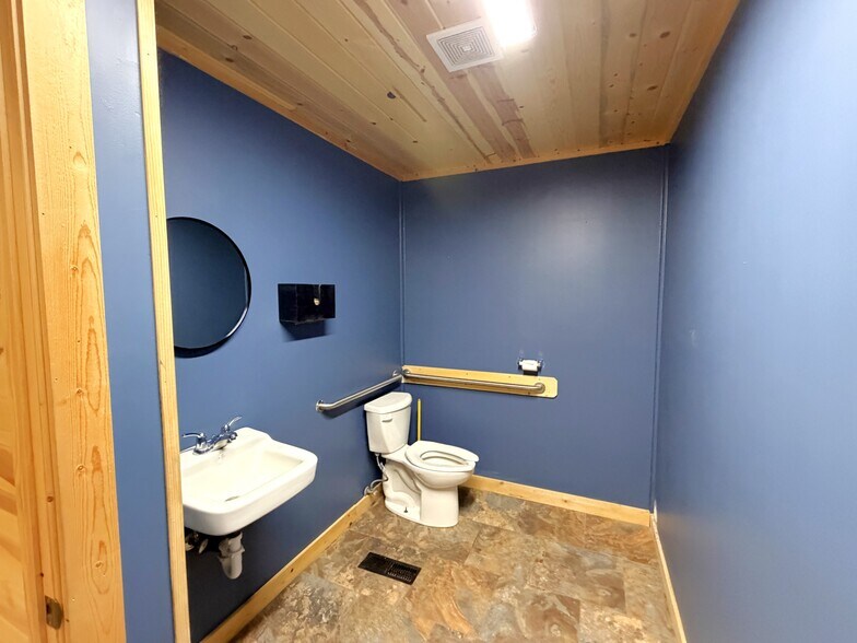 More Photos Of 309 Barclay Ave, Pine River Office For Sale