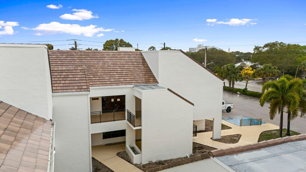 More Photos Of 900 SE Ocean Blvd, Stuart Office For Sale