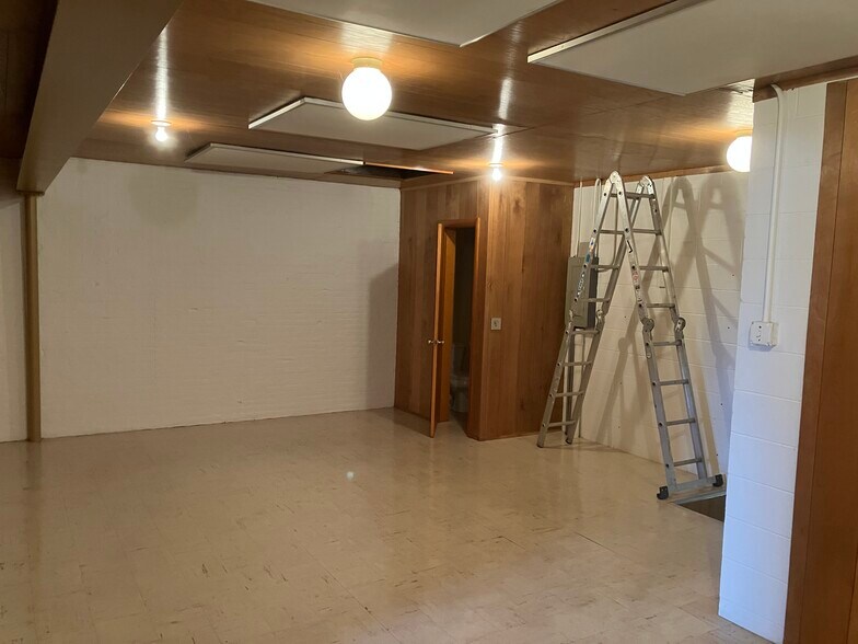 More Photos Of 211 W 1st St, Dixon General Retail For Sale