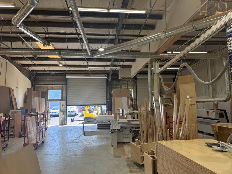 More Photos Of 697 34th St, Springfield Warehouse For Lease