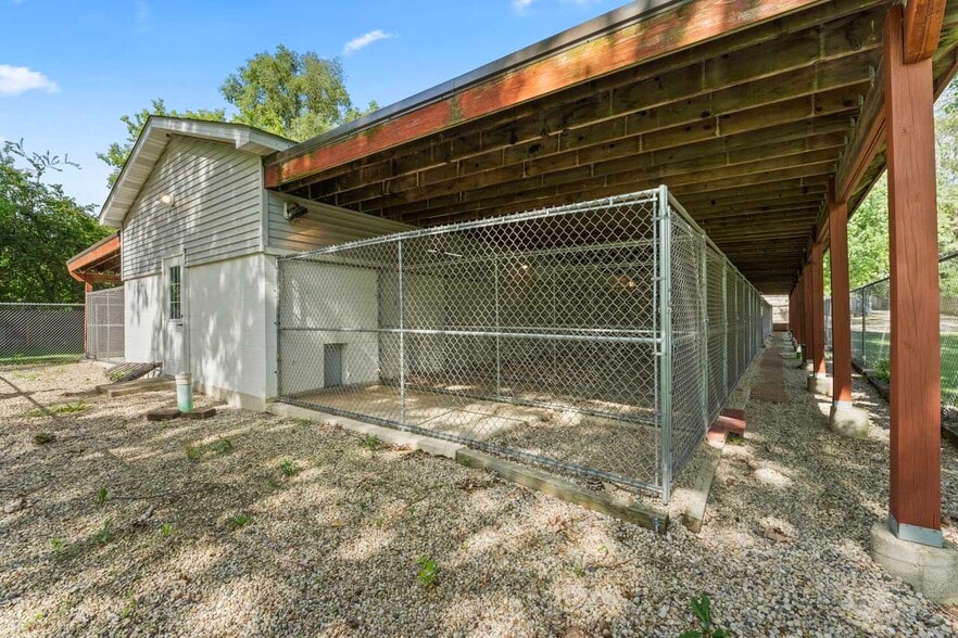 More Photos Of 4403 S Roberts Rd, Island Lake Veterinarian Kennel For Sale
