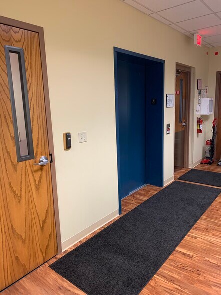 More Photos Of 1580 Mid Valley Dr, De Pere Office For Sale