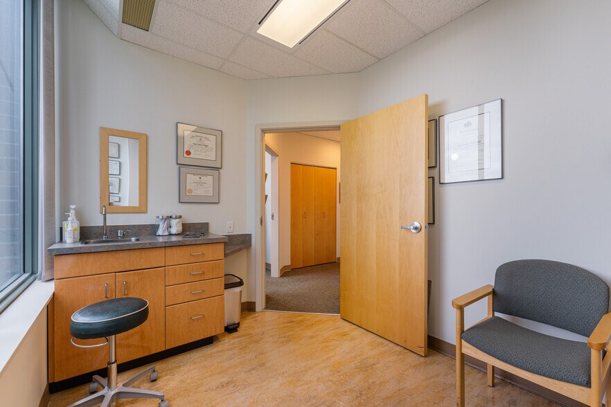 More Photos Of 4885 Kingsway, Burnaby Medical For Lease