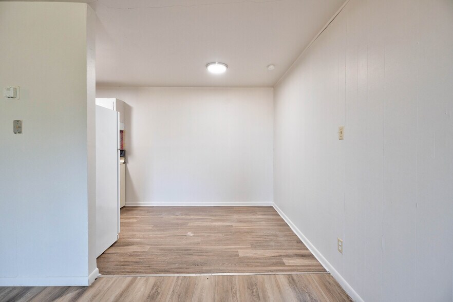 More Photos Of 2500 W 26th St, Plainview Apartments For Sale