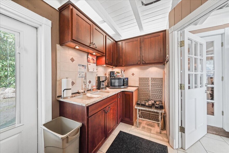 More Photos Of 342 N Orlando Ave, Cocoa Beach Light Manufacturing For Sale