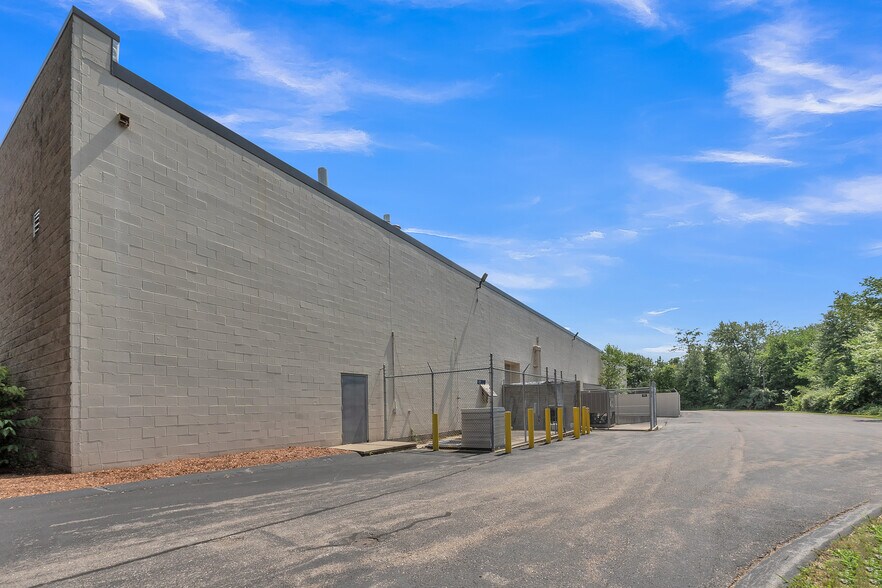 More Photos Of 45 Bartlett St, Marlborough Light Manufacturing For Lease