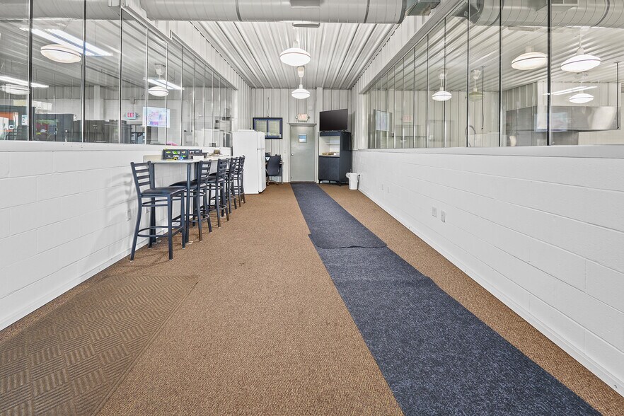 More Photos Of 560 Rolling Meadows, Fond Du Lac Light Distribution For Sale