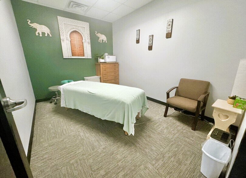 More Photos Of 1047 Glenbrook Way, Hendersonville Storefront Retail Office For Lease