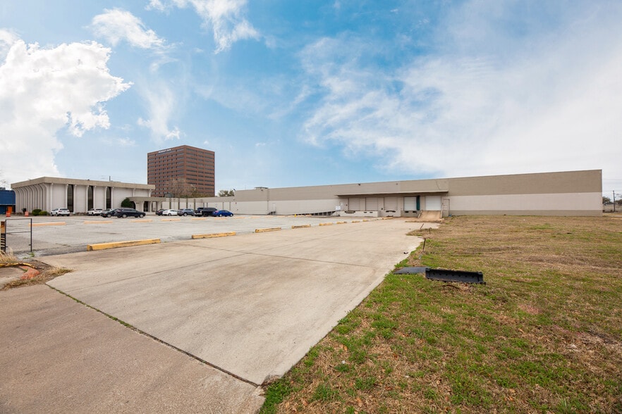 Primary Photo Of 9244 Markville Dr, Dallas Industrial For Lease