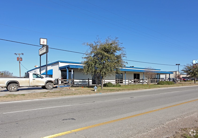 Primary Photo Of 1039 N Loop 12 Blvd, Irving Light Manufacturing For Sale