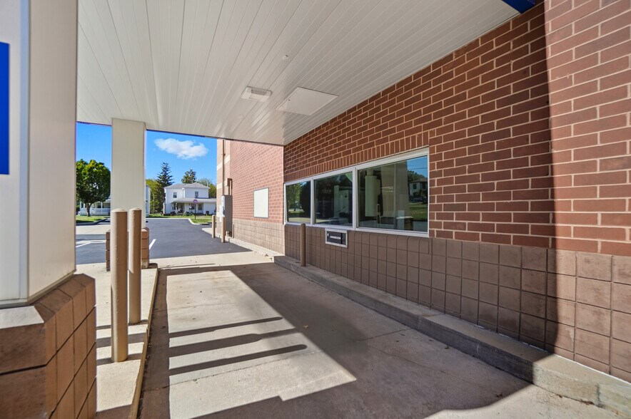 More Photos Of 525 N Main St, Ada General Retail For Lease