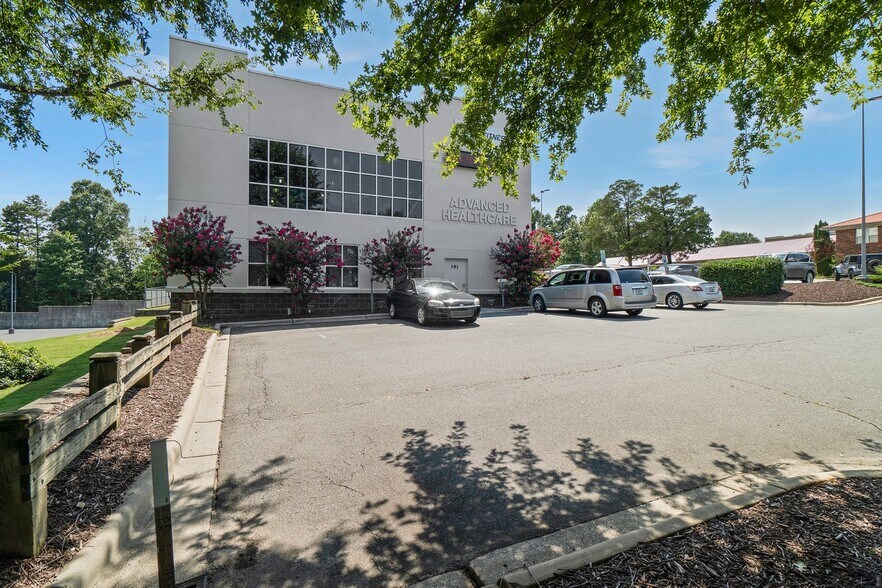 More Photos Of 191 W Plaza Dr, Mooresville Storefront Retail Office For Lease
