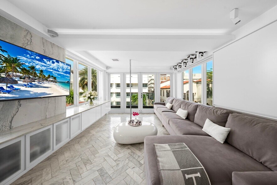 Primary Photo Of 124 11th St, Miami Beach Hotel For Sale