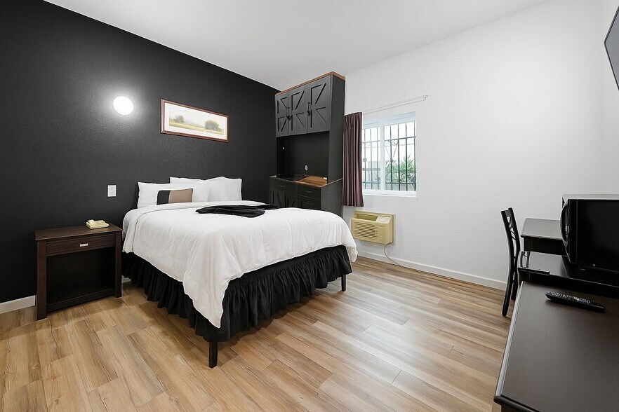 More Photos Of 110 S Main, Dilley Hotel For Sale