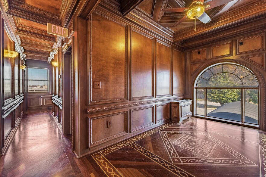 More Photos Of 324 N College Ave, Fayetteville Office For Sale