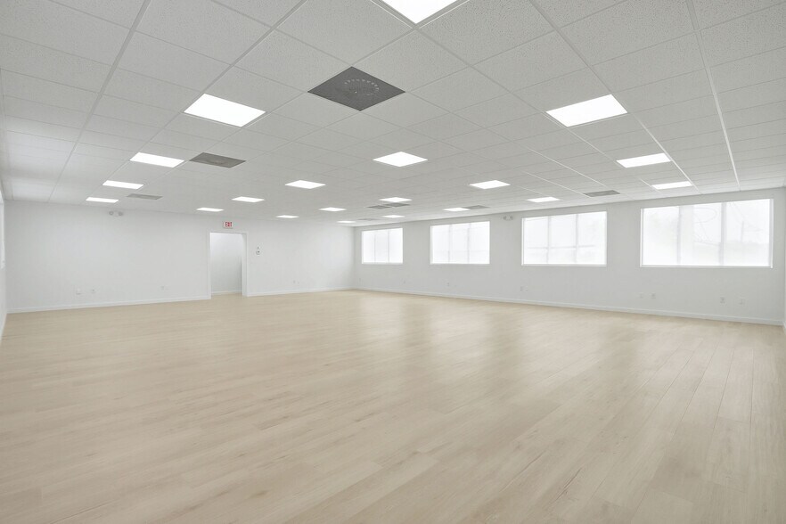 More Photos Of 235 NE 67th St, Miami Warehouse For Sale