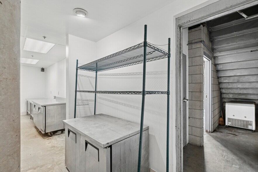 More Photos Of 3000-3002 Newport Blvd, Newport Beach General Retail For Sale