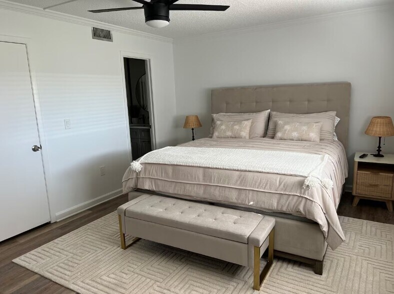 More Photos Of 3700 BENEVA Rd, Sarasota Apartments For Sale