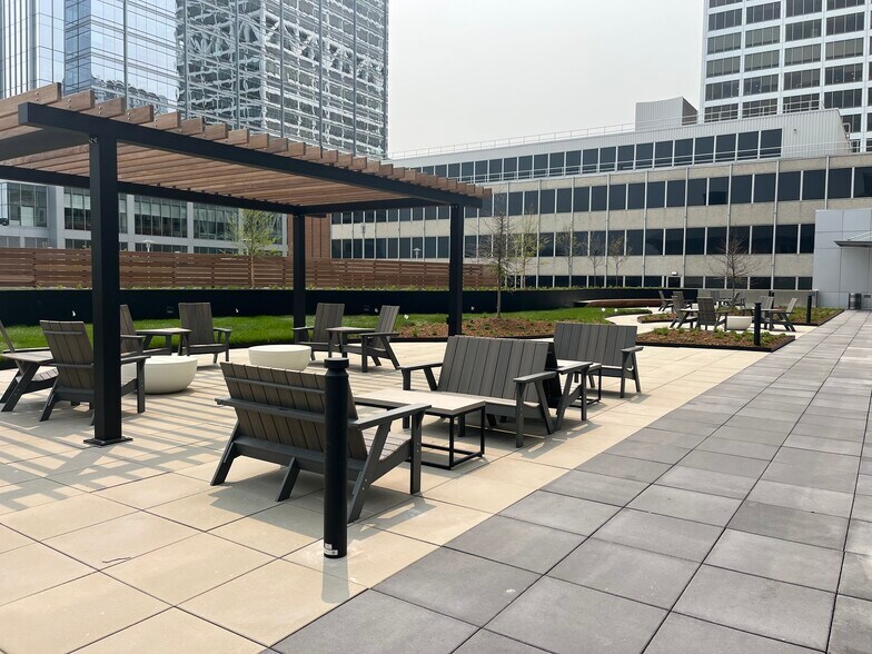 More Photos Of 875 E Wisconsin Ave, Milwaukee Office For Lease